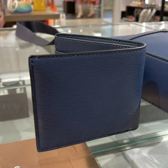 Michael Kors Cooper Billfold Wallet
Navy
NWT - Picture 5 of 16